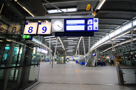 903397 Gezicht in de vrijwel uitgestorven Stationshal van het Centraal Station (Utrecht Centraal) te Utrecht, tijdens ...